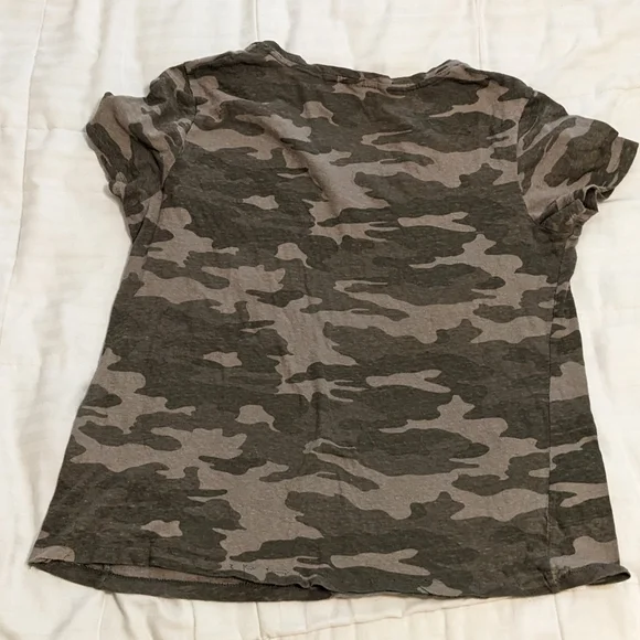 Universal thread Monterey V-neck tee shirt in camo print size Medium - Picture 6 of 6